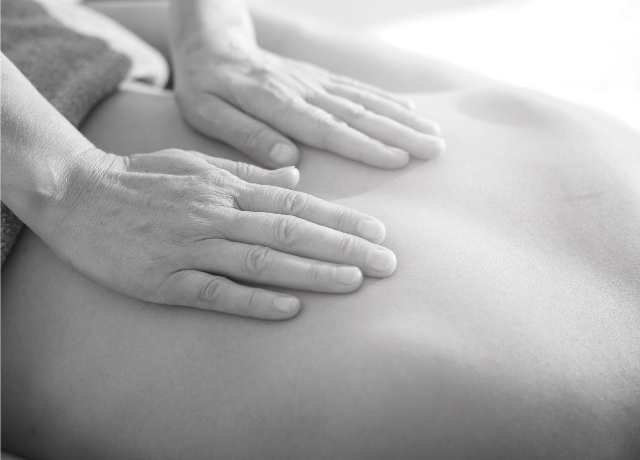 Het doel van massage is het verminderen van pijn en spierspanning en het stimuleren van de doorbloeding van huid, spier of onderhuids bindweefsel. Massage werkt niet alleen in op lichamelijk niveau, maar kan ook geestelijk ontspannend werken. Dit biedt voordelen zoals betere slaap, minder stress en een meer ontspannen gevoel.